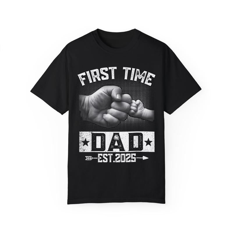 Funny Fathers Day Shirt, Gift for Dad, First Time Dad Est 2025 Fist Bump New Dad Funny Father's Day T-Shirt - Menswear Casual Cotton