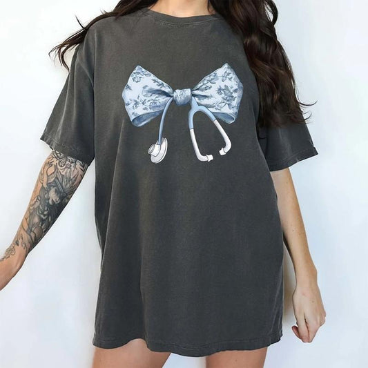 Nurse Coquette Toile Bow Shirt Comfort Colors, Aesthetic Coquette Tees for Nurses, Vintage Toile De Jouy Bow T-shirt, Cute Blue Ribbon Nurse's Tops